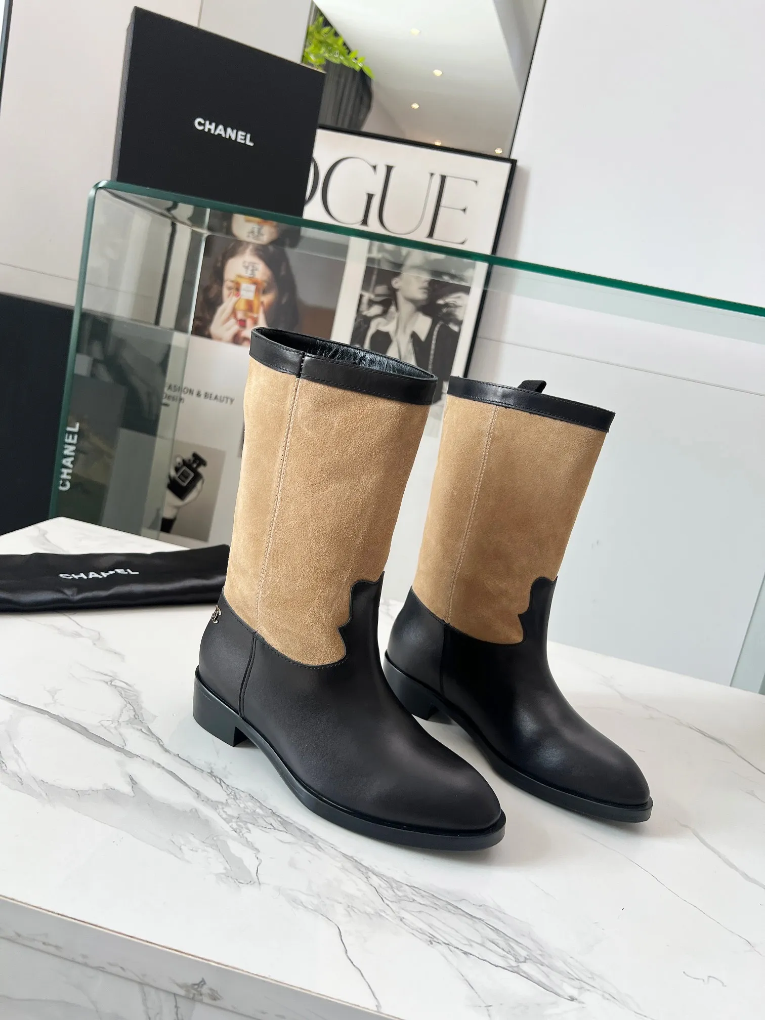 👟👟Ex-factory price 680👟👟 Top quality🔥Chanel 25 autumn and winter small fragrant suede color-blocked knight mid-high boots! Retro style boots Western cowboy boots! Unique western boot design with smooth curves and irregular edges like free lines in the wilderness! With a casual and free flavor. Let every step be uninhibited and refined! Whether it is paired with smart suit pants to create a cool urban style, or matched with an elegant dress to create a strong and soft aesthetic. Or pair it with jeans to create an authentic western style! The upper is made of first-layer cowhide stitched with suede. The inner lining is water-dyed cowhide. Number of yards: 35-40 (41 is custom-made and cannot be returned or exchanged). Comes with original packaging.